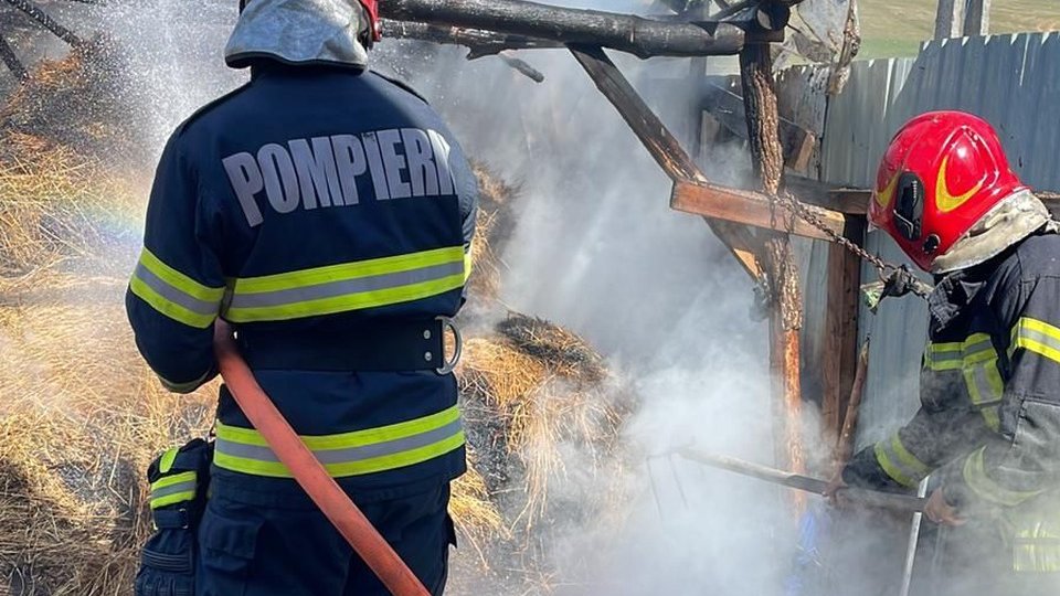 Incendiu la o șură, la Ungra