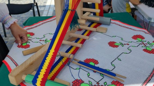 Roata olarului, război de țesut și ateliere interactive, la Târgul Meșteșugurilor Medievale, din Piața Sfatului