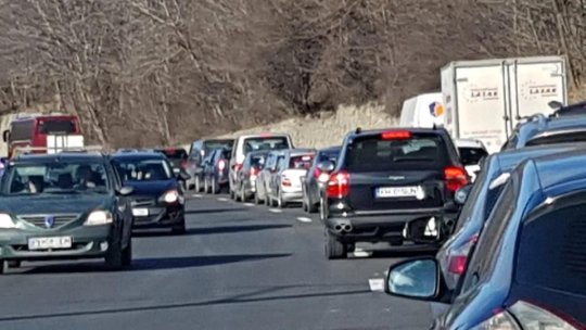 Polițiștii recomandă rute alternative la DN 1 și DN 73A