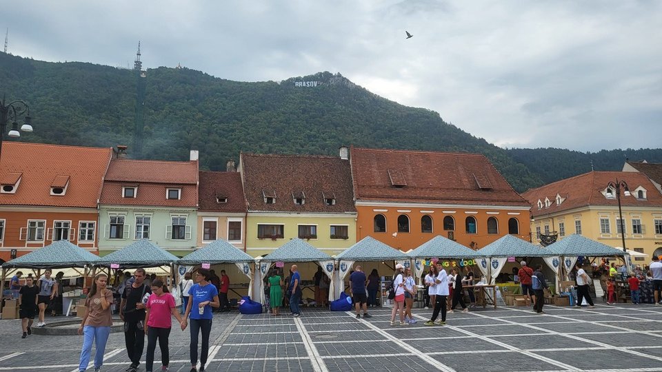 Târgul de Carte și Experiențe Culturale LibFest vă așteaptă în centrul Brașovului