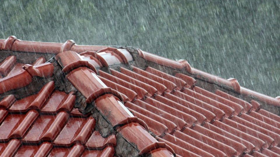 Cod portocaliu de averse torențiale, în județ, până la ora 16.00