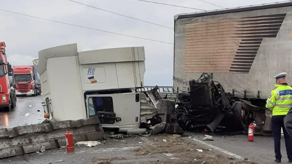 Camion răsturnat la limita județelor Brașov și Prahova