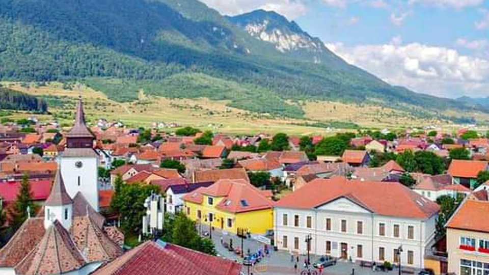 Mirosuri dezagreabile în Zărnești din cauza fabricii de hârtie