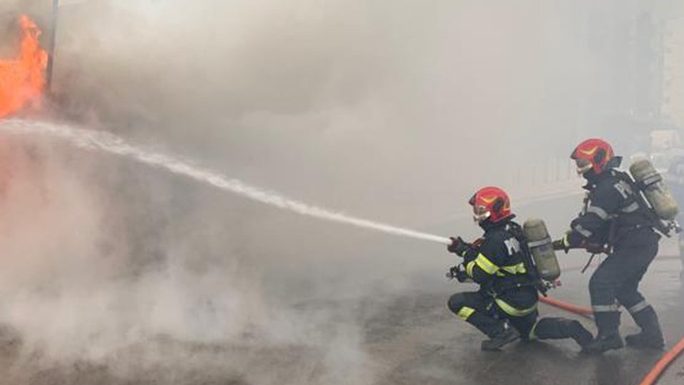Camion în flăcări în parcarea ROMCIM Hoghiz