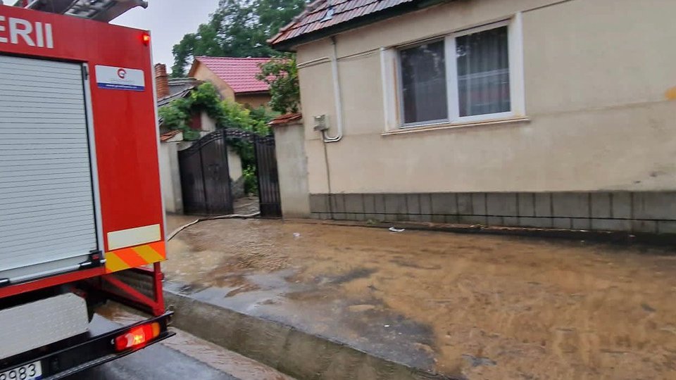 Cod portocaliu până la miezul nopții, în județ. Inundații la Rotbav și Homorod