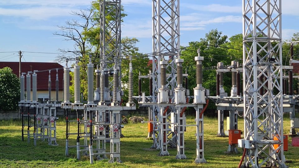 Potrivit noii OUG, nivelul de consum lunar până la care preţul va fi plafonat a fost redus la 255 de KWh în cazul curentului electric