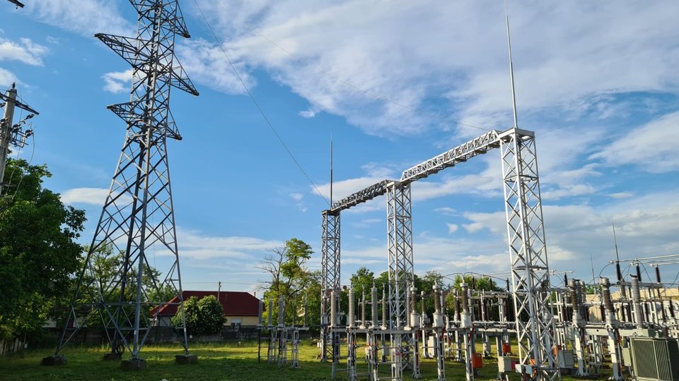 Comisiile parlamentare vor dezbate noua schemă de plafonare şi de compensare a preţului la energie