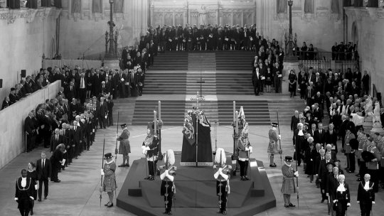 Mii de oameni au așteptat ore în șir în centrul Londrei pentru a-şi putea lua rămas bun de la Regina Elisabeta a II-a