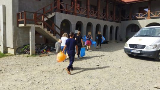 Toamna se numără prietenii - Rador a organizat o campanie de donare de rechizite şcolare