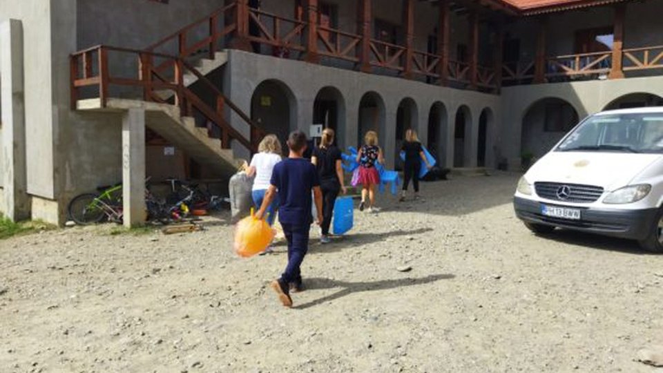 Toamna se numără prietenii - Rador a organizat o campanie de donare de rechizite şcolare