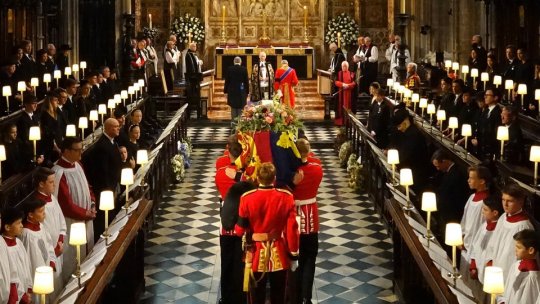 Peste 2.000 de invitaţi au fost prezenţi la funeraliile oficiale ale Reginei Elisabeta a II - a a Marii Britanii