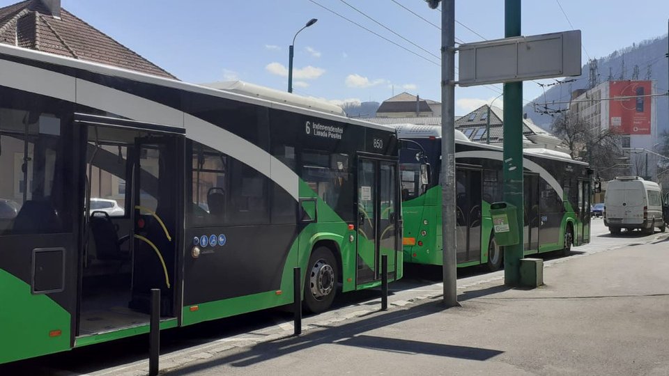 Autobuz RATBv, vandalizat