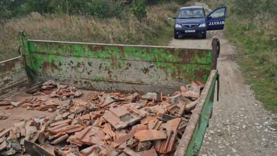 Și amendat, și fără mașină, pentru că și-a aruncat gunoaiele pe malul Oltului