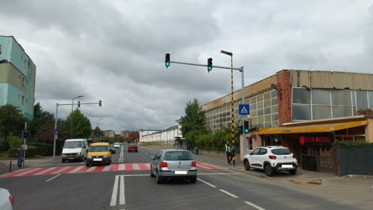 Semafor cu buton pe str. Zizinului, intersecție cu Drumul Cernatului