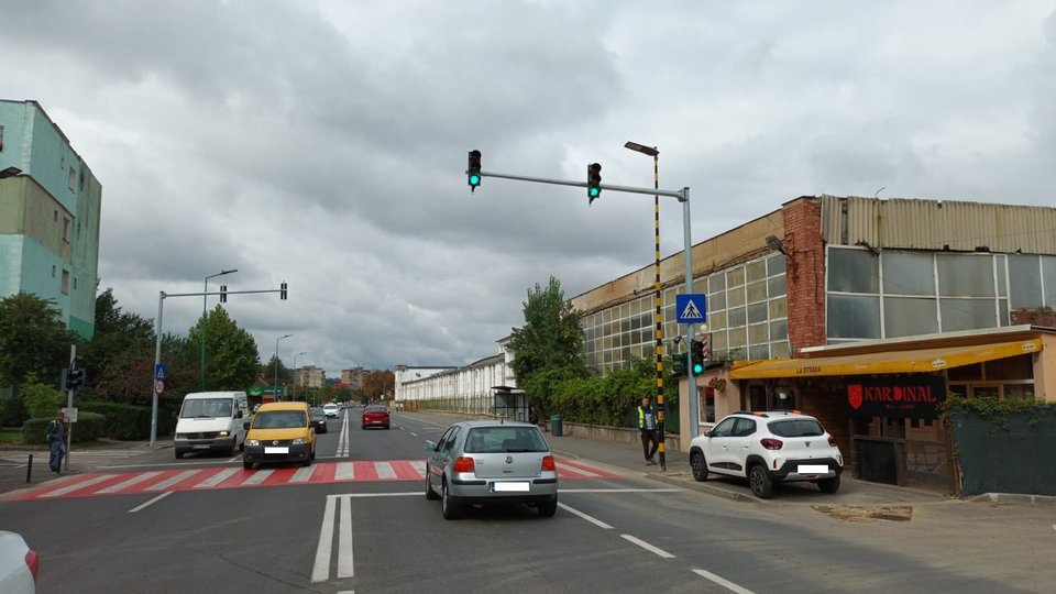 Semafor cu buton pe str. Zizinului, intersecție cu Drumul Cernatului