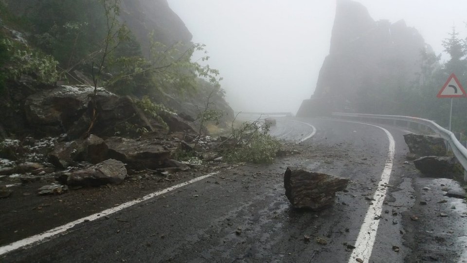 Se circulă pe o singură bandă pe Transfăgărășan. Mai mulți bolovani s-au prăbușit pe șosea
