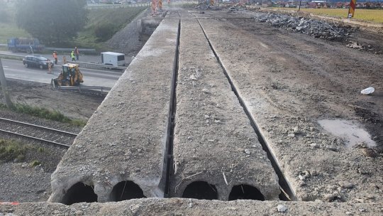 Circulație feroviară blocată după ce o grindă din pasajul spre Prejmer a căzut peste calea ferată