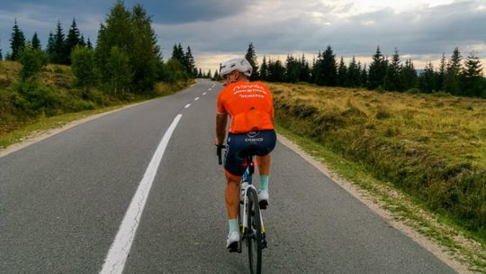 675 de km cu bicicleta, la înălțime, pentru copiii cu dizabilități