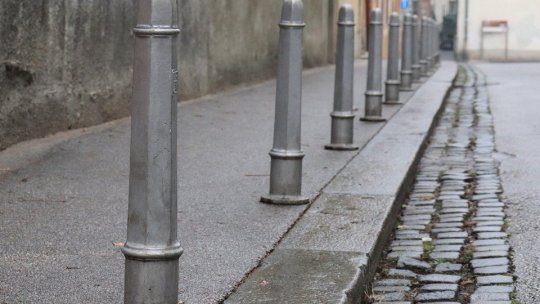 Brașovul, înțesat de stâlpișori pe trotuare sau de separare de sens