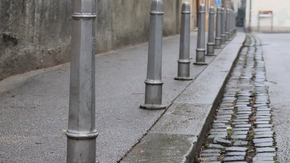 Brașovul, înțesat de stâlpișori pe trotuare sau de separare de sens