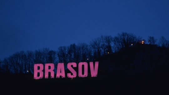 Literele de pe Tâmpa, iluminate în roz de Ziua luptei împotriva cancerului de sân