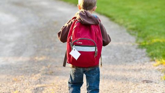 Ghiozdanul greu poate duce la deformări ale coloanei