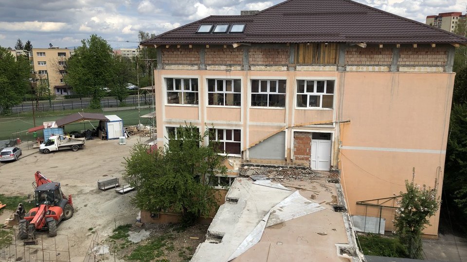 Municipalitatea poate începe căutarea pentru închirierea unei școli de rezervă. Proiectul a trecut, cu părinții la ședință