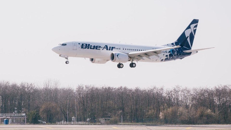 Linie telefonică suplimentară pentru românii aflați în străinătate afectaţi de anularea zborurilor Blue Air