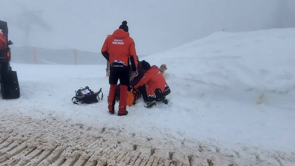 Schior accidentat în Poiană. Salvamontiștii reamintesc că domeniul schiabil nu este încă deschis