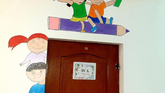 Personaje de poveste, pictate pe pereții școlii din Apața