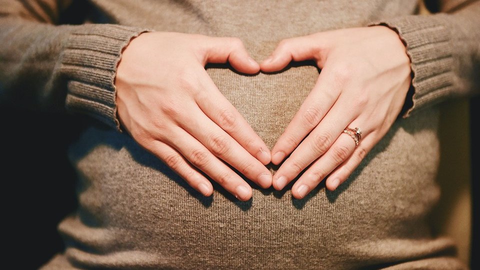 Începe distribuirea voucherelor de 15.000 de lei prin programul pentru creşterea natalităţii