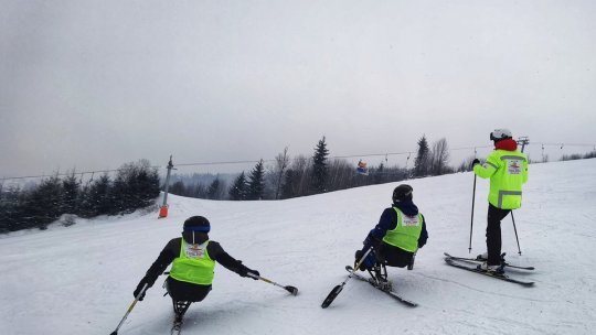 Tabără de schi pentru persoanele cu dizabilități, la Cheile Grădiștei