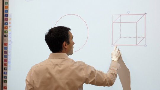 Table interactive și proiectoare pentru unitățile de învățământ din Brașov, până la finalul lunii februarie