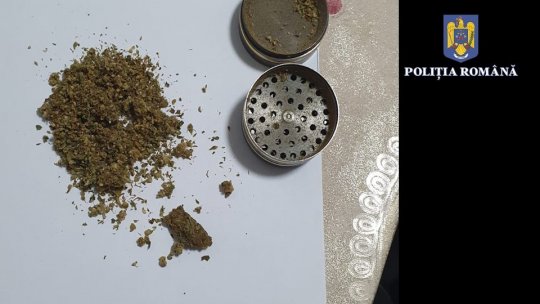 Percheziții la persoane bănuite de trafic de minori și droguri de mare risc