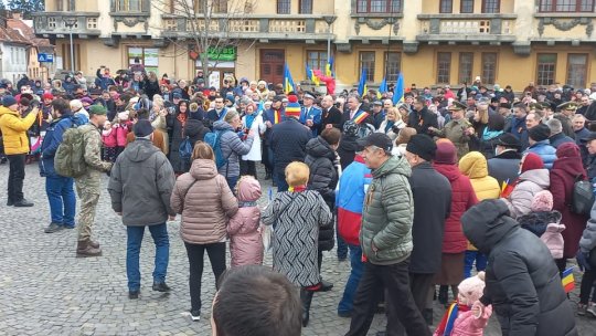 Hora Unirii, în Șcheii Brașovului și pe malul lacului din Noua