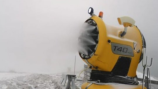 Instalațiile de produs zăpadă artificială au început din nou să funcționeze pe domeniul schiabil din Poiana Brașov