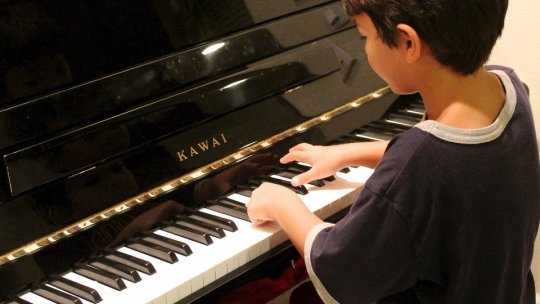 Burse pentru micuții pianiști talentați