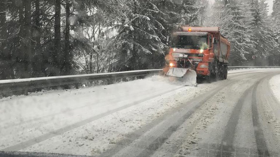 Circulaţie îngreunată din cauza condiţiilor meteo