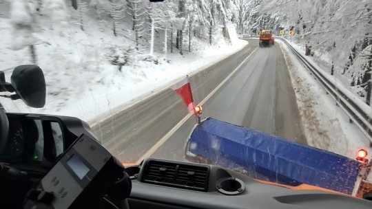 Se circulă în condiții de iarnă pe șoselele din zona montană. Recomandări pentru șoferi