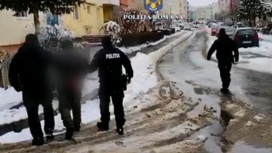 Percheziții la mai multe persoane bănuite că dețineau și confecționau ilegal arme de foc