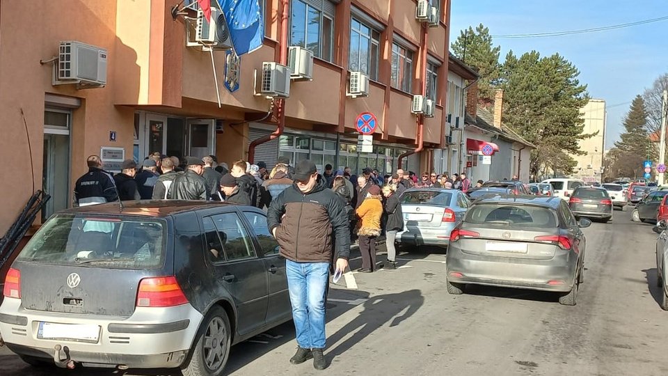 Coadă "tradițională" la plata taxelor și impozitelor, la început de an