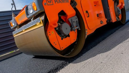 Continuă lucrările de asfaltare în municipiu