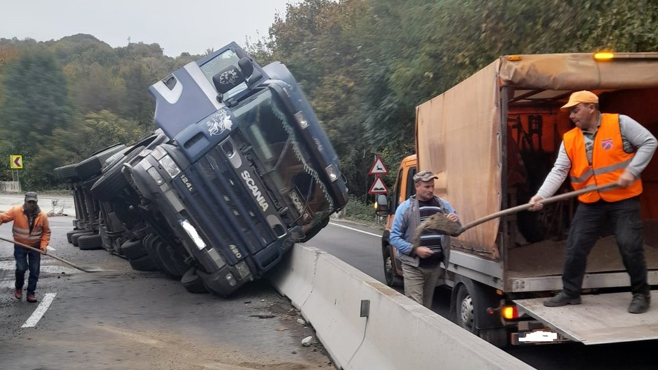TIR răsturnat pe DN1, la Perșani. Traficul este îngreunat
