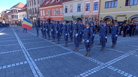 Aeronave ale Forțelor Aeriene Române vor executa, vineri, un survol în Piața Sfatului