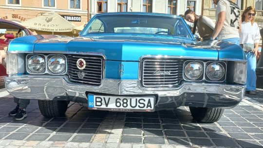 Retroparada a atras mii de vizitatori în Piața Sfatului