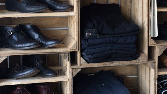 Haine second-hand, importate ca deseuri și vândute de bune la Teliu