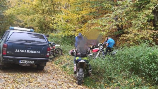 Amenzi de la jandarmi pentru plimbările cu ATV-uri, mașini sau motociclete prin pădure