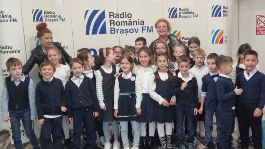 "Astronauții" și "Isteții" au vizitat studioul Radio România Brașov FM