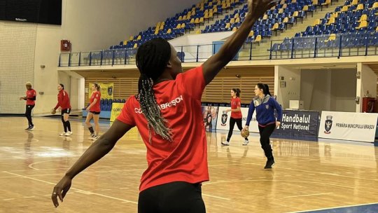 Echipa de handbal feminin Corona Brașov se deplasează pe terenul campioanei CSM București