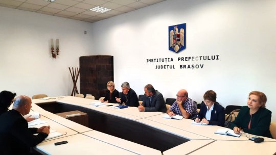 Agresivitatea în școli, dezbătută la Prefectura Brașov